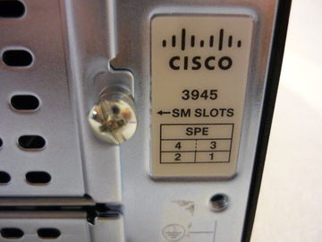 Orijinal Cisco 4 WAN Port POE Switch Router Gigabit CISCO3945E-SEC/K9 Güvenlik Paketi ile Cisco 3945E yönlendiricisidir.